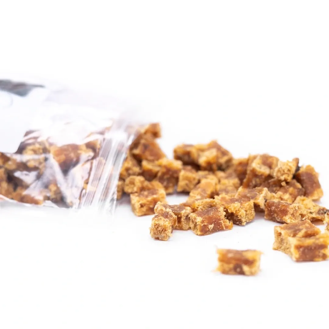 Snackit Kvalitetssnacks til hunde Snackit Bløde Perlehøne terninger 100 g - naturlige hundesnacks